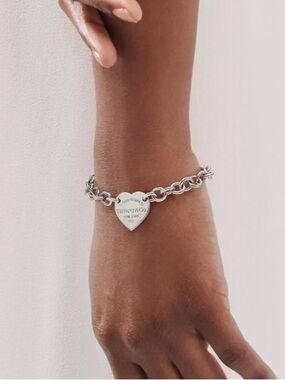 9” Tiffany & Co. Return to Tiffany®
Heart Tag Bracelet in Silver Curvy Fit